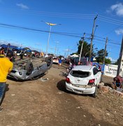 Homem em retroescavadeira arrasta carros e motos após festa no interior do Ceará e é preso