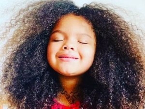 Criança viraliza exaltando cabelos cacheados: “Sou minha própria referência”