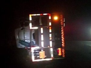 [Vídeo] Caminhão tomba e derruba cilindros de amônia na BR-316