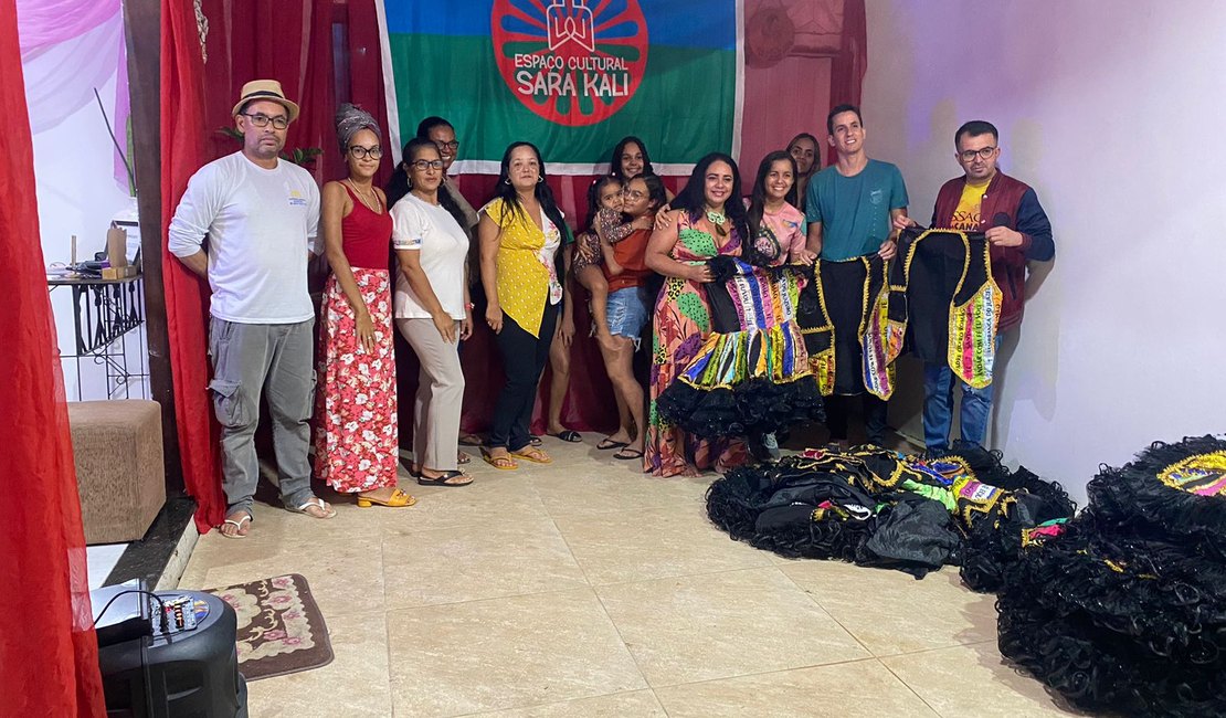 Solidariedade junina: Canarraiá doa figurino para Quadrilha Pé de Chita, do Conjunto Nossa Senhora Aparecida
