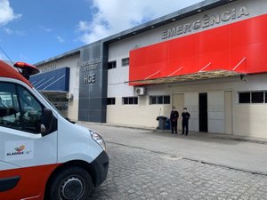 Homem é baleado após criminosos invadirem residência na Pescaria, em Maceió
