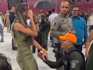 Ex-vocalista da Banda Fascínio pede namorada em casamento em formatura da PMPE