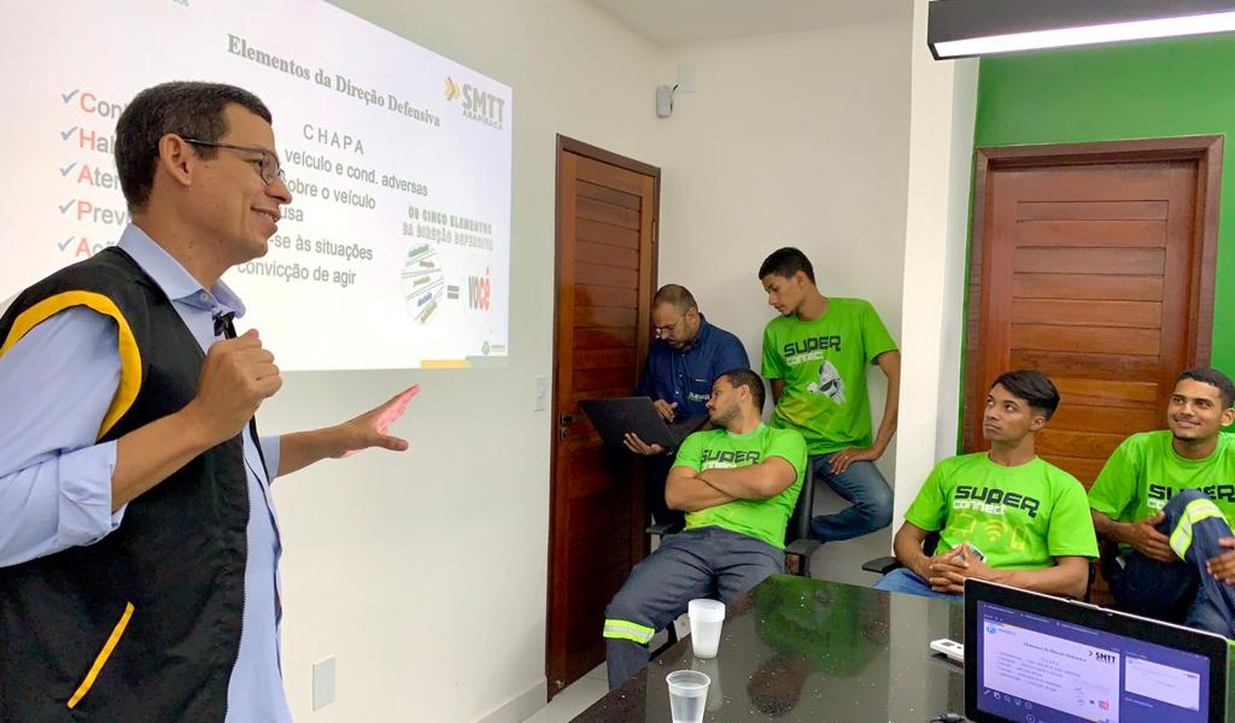 SMTT realiza palestra sobre direção defensiva para colaboradores de empresa nacional com sede em Arapiraca