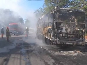 Mais um ônibus é incendiado em Fortaleza