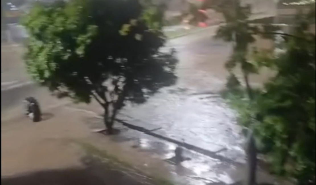 [Vídeos] Forte chuva causa alagamentos em diversos pontos de Delmiro Gouveia