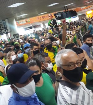 Alagoanos apoiadores de presidente o aguardam em aeroporto