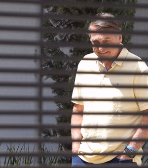 Após segundo dia de julgamento, Bolsonaro aparece e Michelle recebe flores