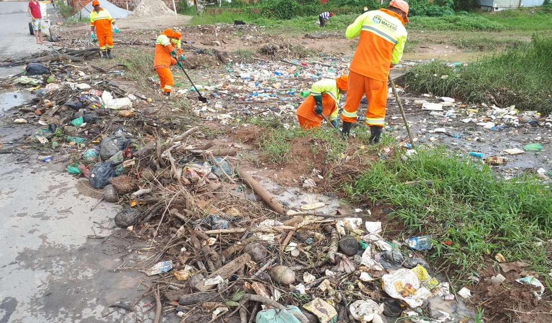Após chuvas, toneladas de recicláveis são recolhidas em riacho de Maceió