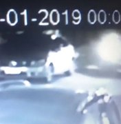 [Vídeo] Homem tem ataque de fúria, atropela a esposa e a filha, diz polícia