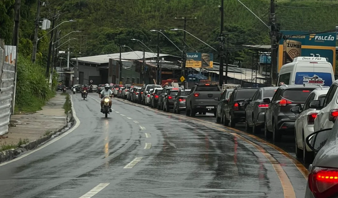 Acidente entre motociclistas causa congestionamento na Avenida Leste Oeste, em Maceió