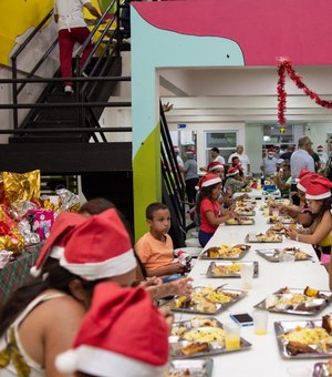 Com moradores da Vila Contente, Prefeitura realiza jantar de Natal no Restaurante Popular em Arapiraca