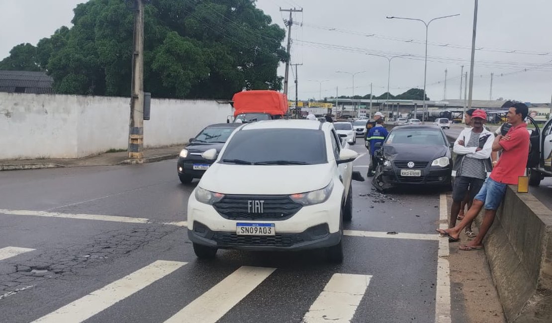 Colisão deixa trânsito lento na AL 110 próximo à sede do DER em Arapiraca