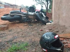 Mulher colide moto em muro no bairro Mangazala