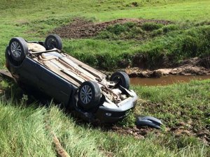 Veículo capota após condutor perder o controle e sair da pista na AL-101 Norte