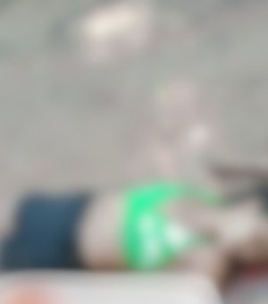 Mulher é encontrada morta com marcas de tiros na AL-101 Norte, em Maceió