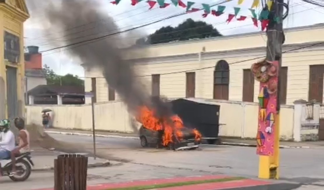 [Vídeo] Carro pega fogo no Centro de Sao Luiz do Quitunde