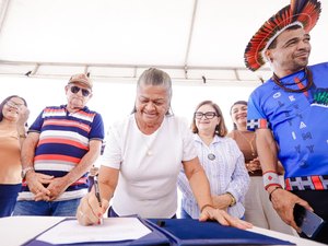 Prefeita Tia Júlia assina Ordem de Serviço para construção de Centro Educacional Infantil