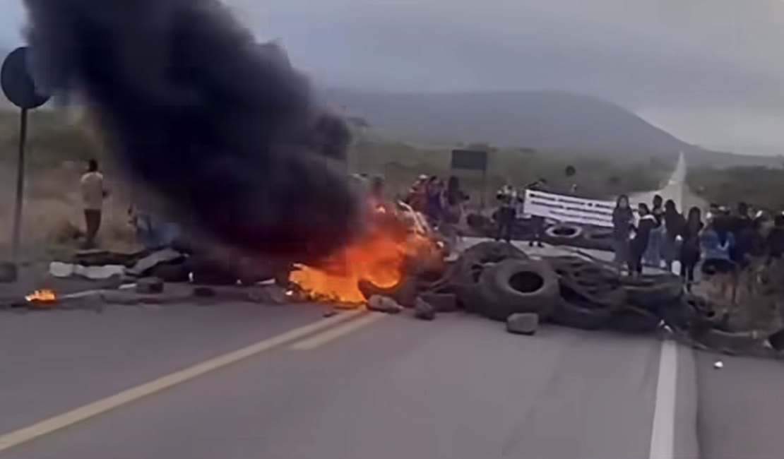 Indígenas bloqueiam BR-423 com pneus e galhos queimados em Água Branca