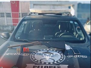 Jovem e adolescente são detidos com arma e drogas em Matriz de Camaragibe