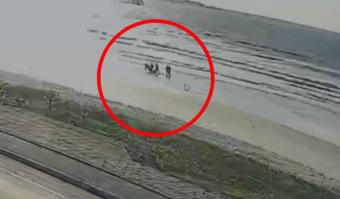 [Video] Câmeras de segurança flagram momento em que corpo surge no mar da Praia do Sobral