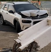 Motorista perde o controle de veículo e derruba poste no Parque Ceci Cunha, em Arapiraca