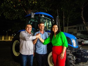 Governador Paulo Dantas entrega trator para atender agricultores familiares em Pariconha
