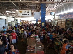 Conta de energia não é paga e mercado público amanhece às escuras; lojistas sofrem
