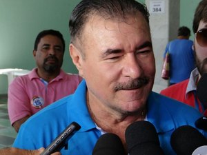 Cícero Almeida vota na Pajuçara e diz: 'estou confiante'