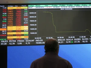 Ibovespa sobe 3% em julho, 2º mês seguido de alta; dólar avança mais de 1,1%, a R$ 5,65