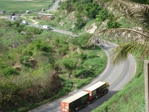 Caminhoneiro é mantido refém por quatro horas e tem Scania roubada