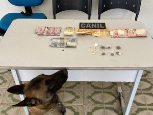 Em Arapiraca, PMAL prende suspeito de tráfico de drogas com ajuda de cão farejador