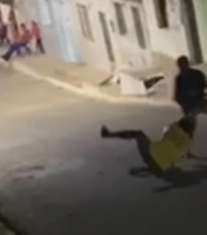 Homem tenta golpear irmão com foice e é contido por vizinhos em São Brás
