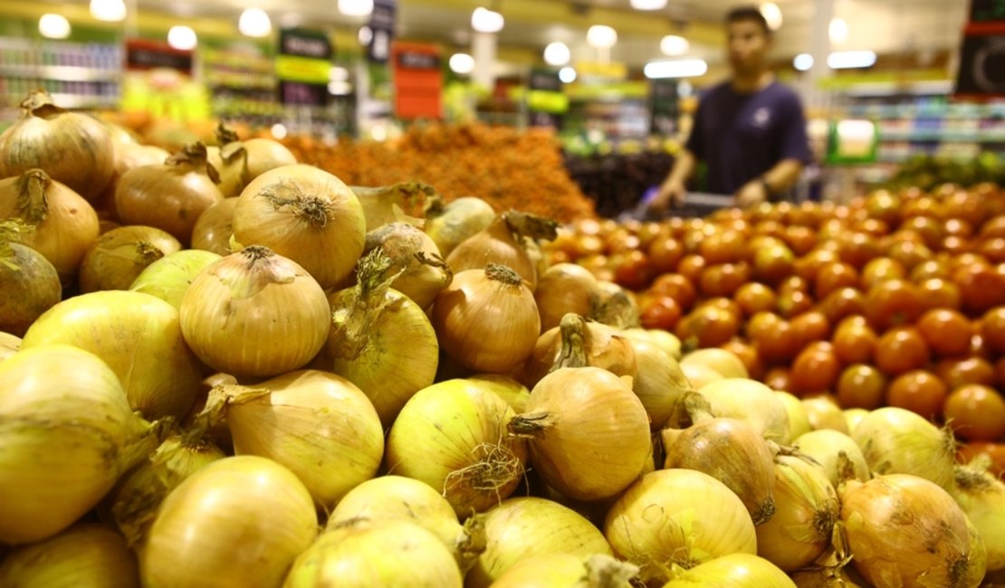 Procon Arapiraca monitora preços de itens nos supermercados