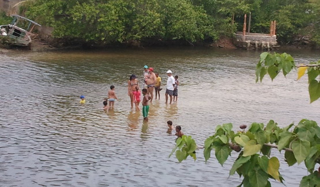 Peixe boi foge do agito de uma festa rave e encalha no rio Persinunga 