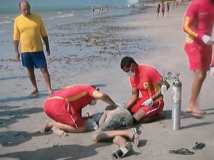 Homem é resgatado após sofrer mal súbito e cair na Praia da Pajuçara