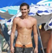Namorado de Sasha, Bruno Montaleone quase mostra demais em praia