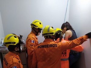 Funcionária fica com braço preso em cofre de lotérica em Maceió