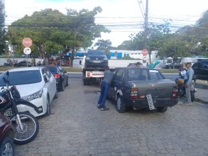Veículos apreendidos são retirados da Central de Flagrantes I