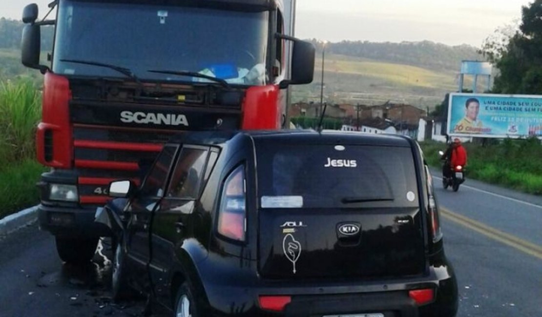 Carro e caminhão colidem em São Miguel dos Campos