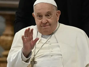 Papa Francisco sofre queda e fere antebraço em Roma