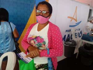 Com medo da variante delta, idosos que não se vacinaram correm para os postos