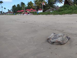 Mais uma caixa misteriosa aparece em praia do litoral alagoano