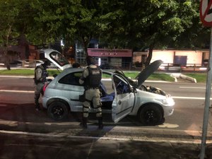 Dupla é presa com bebida e arma de fogo dentro de carro na Av. Fernandes Lima