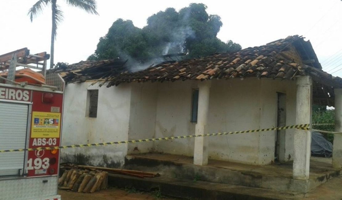 Homem é suspeito de incendiar casa e matar filho e esposa