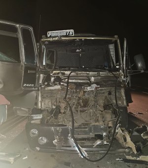 Caminhão colide em traseira de carro e motorista fica preso às ferragens no Pilar