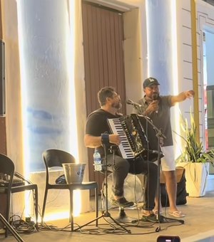 Edson Lima surpreende fãs com apresentação espontânea em praça de Piranhas