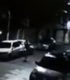 Imagens flagram homem arrombando carros estacionados no bairro da Jatiúca