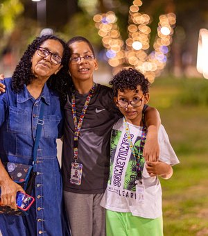 Famílias de Maceió comemoram chegada de luzes e atrações de Natal na Praça Centenário