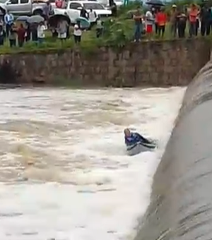 Imagens mostram ex-prefeito Marcelo Lima tentando se livrar da correnteza no Rio Paraíba