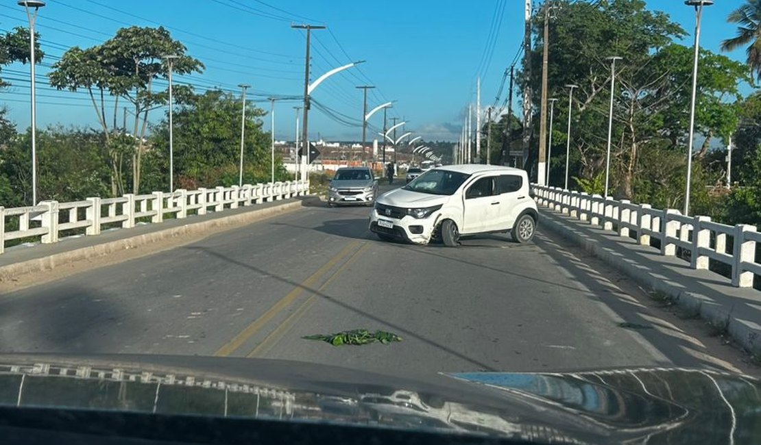 Carro é abandonado após colisão em ponte de Marechal Deodoro